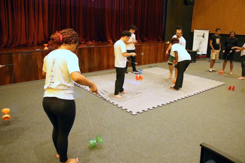Iniciação às técnicas circenses no teatro municipal de Ananindeua