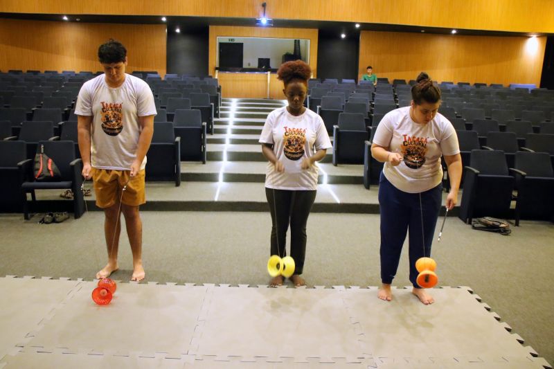 Iniciação às técnicas circenses no teatro municipal de Ananindeua