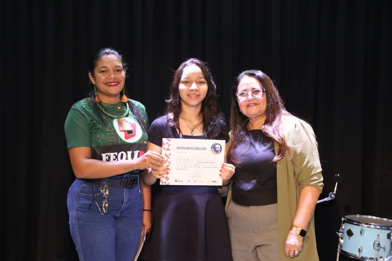 Entrega de certificado do curso profissionalizante no CRAS Estrela