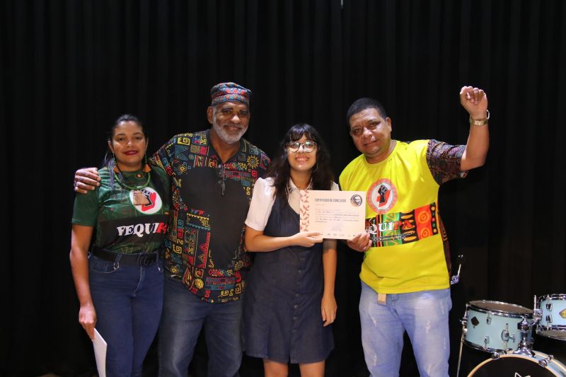 Entrega de certificado do curso profissionalizante no CRAS Estrela