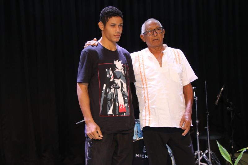 Entrega de certificado do curso profissionalizante no CRAS Estrela