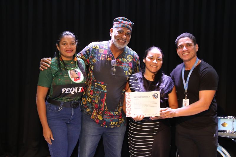 Entrega de certificado do curso profissionalizante no CRAS Estrela