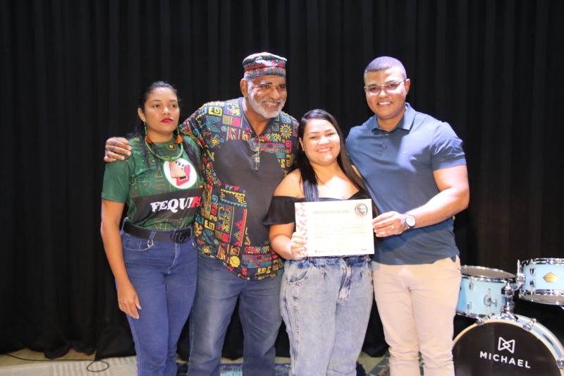 Entrega de certificado do curso profissionalizante no CRAS Estrela