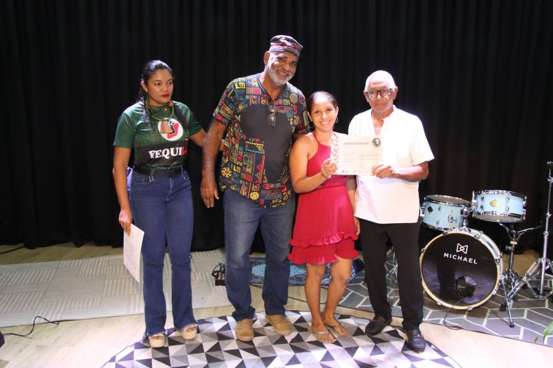 Entrega de certificado do curso profissionalizante no CRAS Estrela