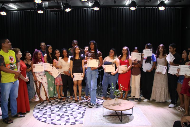 Entrega de certificado do curso profissionalizante no CRAS Estrela