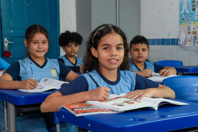 Imagens de alunos da escola EMEF Adelina Lúcia de Sousa no Jardelândia
