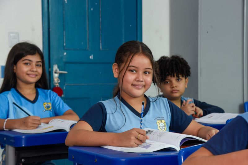 Imagens de alunos da escola EMEF Adelina Lúcia de Sousa no Jardelândia