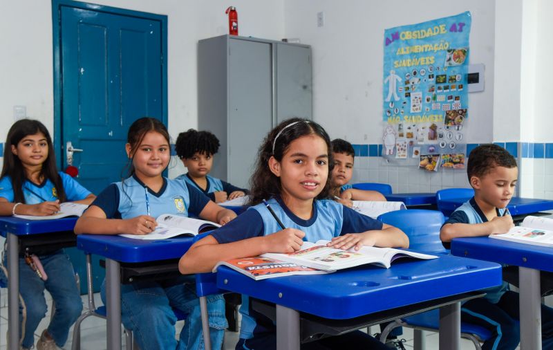 Imagens de alunos da escola EMEF Adelina Lúcia de Sousa no Jardelândia
