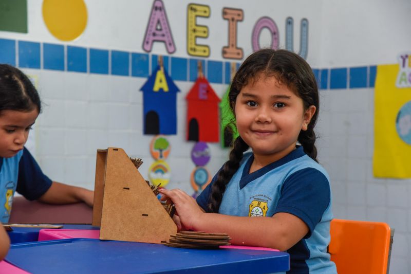 Imagens de alunos da escola EMEF Adelina Lúcia de Sousa no Jardelândia