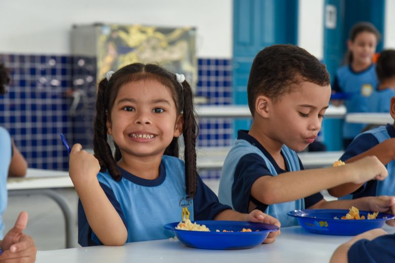 Imagens de alunos da escola EMEF Adelina Lúcia de Sousa no Jardelândia