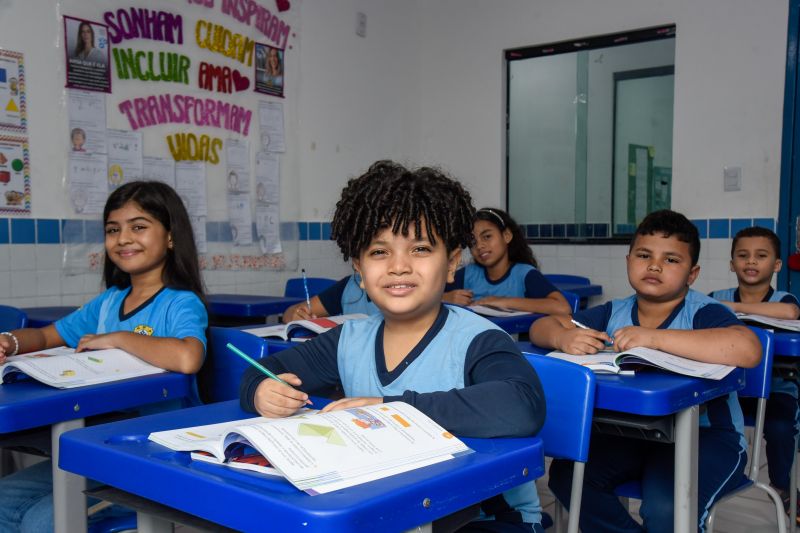 Imagens de alunos da escola EMEF Adelina Lúcia de Sousa no Jardelândia