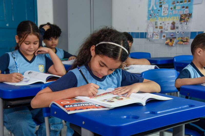 Imagens de alunos da escola EMEF Adelina Lúcia de Sousa no Jardelândia
