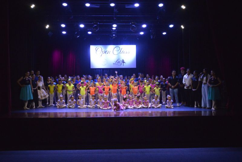 Centro de dança open classe balé no teatro municipal de Ananindeua