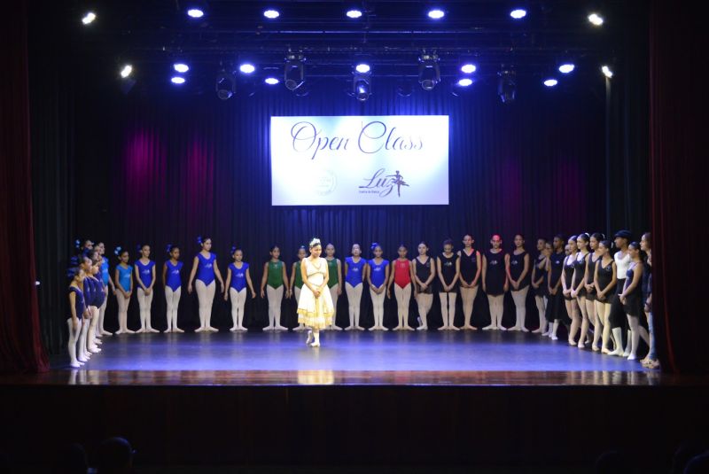 Centro de dança open classe balé no teatro municipal de Ananindeua