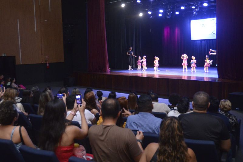 Centro de dança open classe balé no teatro municipal de Ananindeua