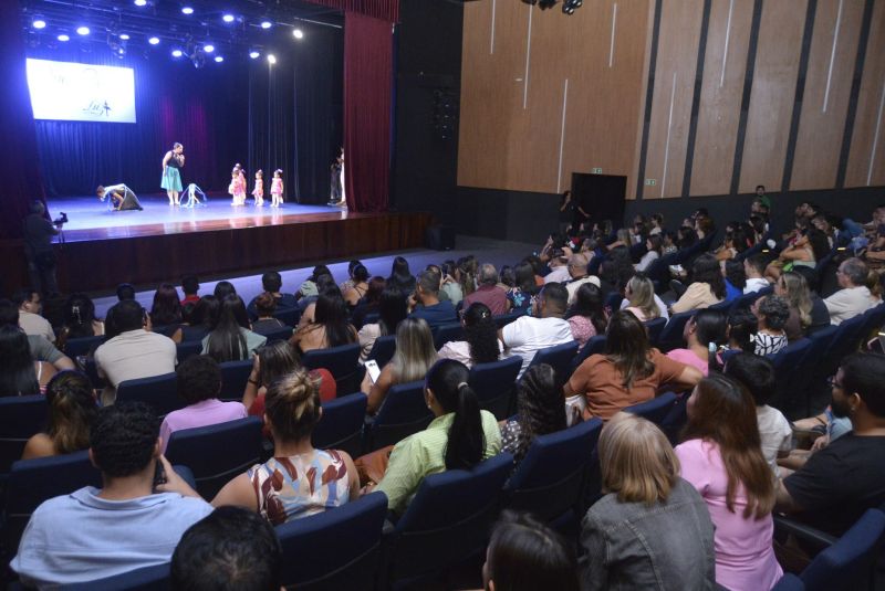 Centro de dança open classe balé no teatro municipal de Ananindeua