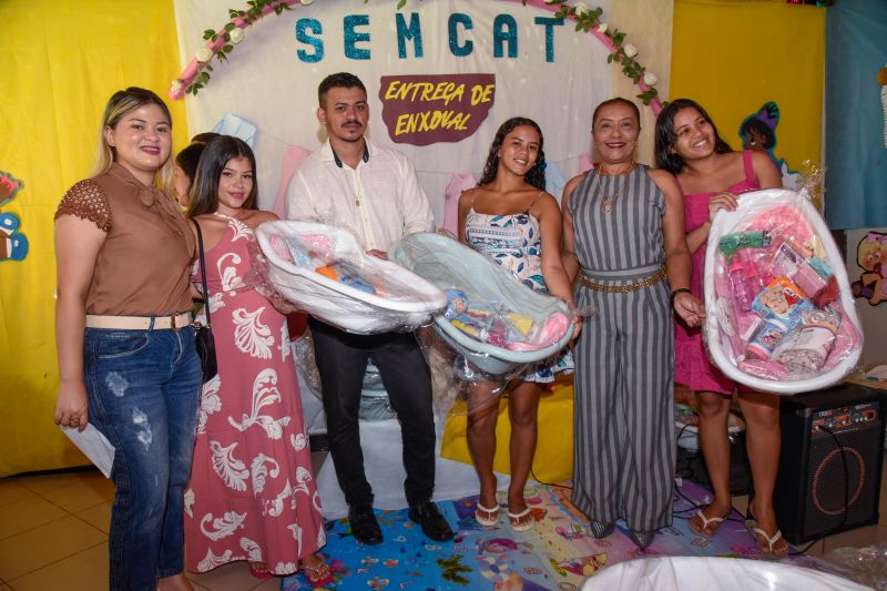Entrega de Kits Enxoval no CRAS Daniel Reis