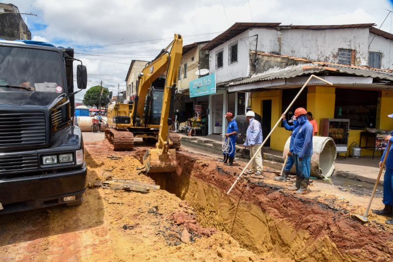 Serviços de Drenagem na arterial 5B próximo ao canteiro central do PAAR