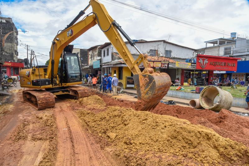 Serviços de Drenagem na arterial 5B próximo ao canteiro central do PAAR