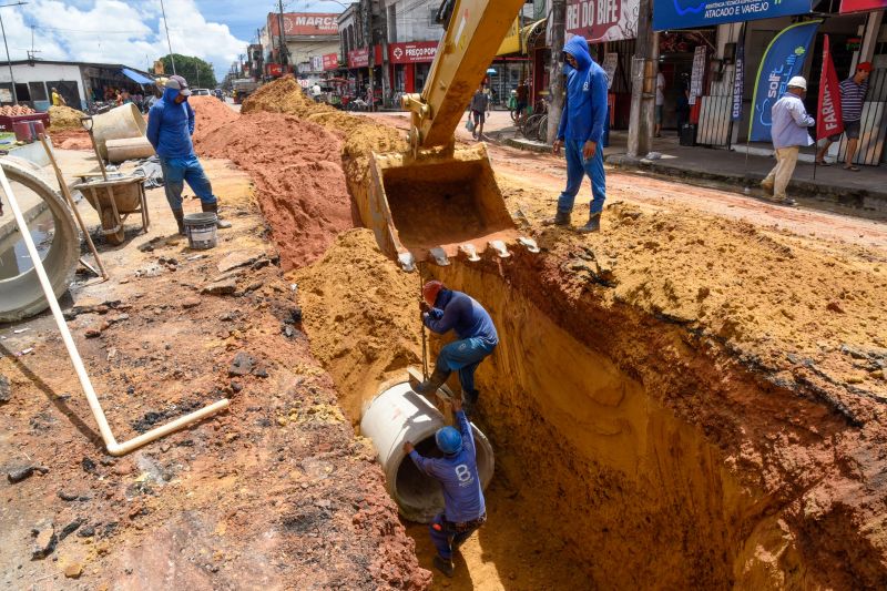 Serviços de Drenagem na arterial 5B próximo ao canteiro central do PAAR
