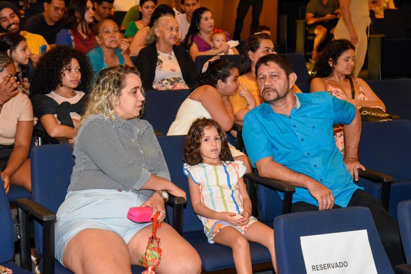 Certificação do curso, Cortejo Circense e Espetáculo Vira Peixe no teatro municipal