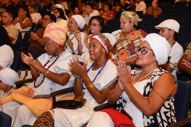 Lançamento do Projeto Axé Ananin Legal no teatro municipal