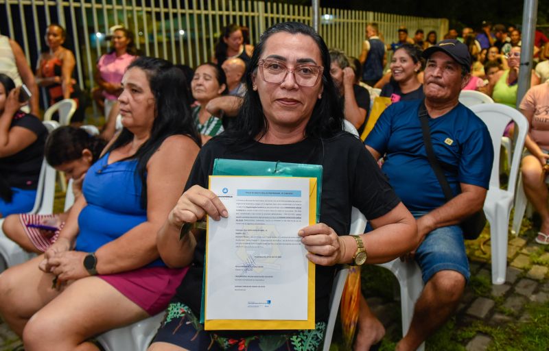 Entrega de títulos de Propriedade na rua 7 de Abril no Icuí