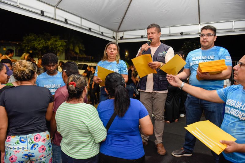 Entrega de títulos de Propriedade na rua 7 de Abril no Icuí
