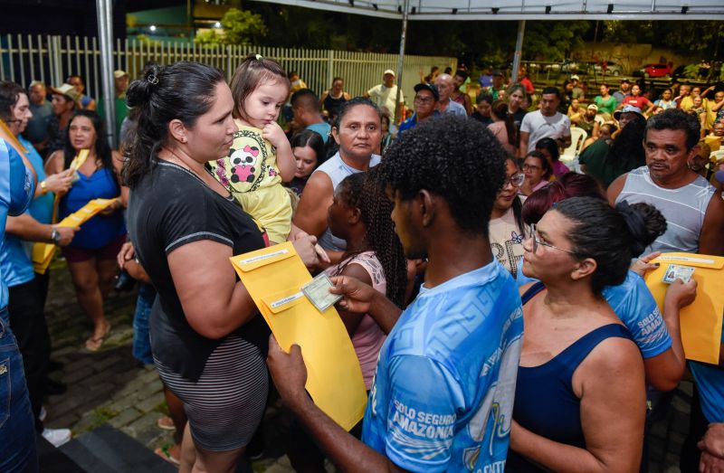 Entrega de títulos de Propriedade na rua 7 de Abril no Icuí