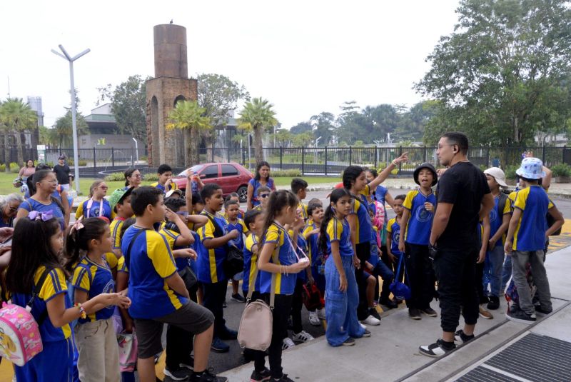Visita guiada da escola sistema de ensino Um Passo para o Futuro no Parque Cultural Vila Maguary