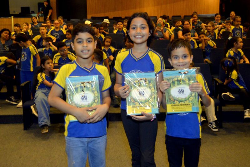 Visita guiada da escola sistema de ensino Um Passo para o Futuro no Parque Cultural Vila Maguary