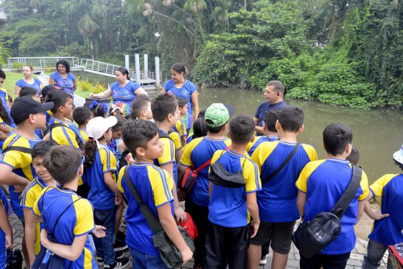 Visita guiada da escola sistema de ensino Um Passo para o Futuro no Parque Cultural Vila Maguary