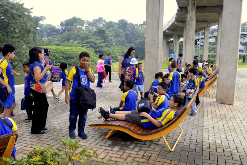 Visita guiada da escola sistema de ensino Um Passo para o Futuro no Parque Cultural Vila Maguary