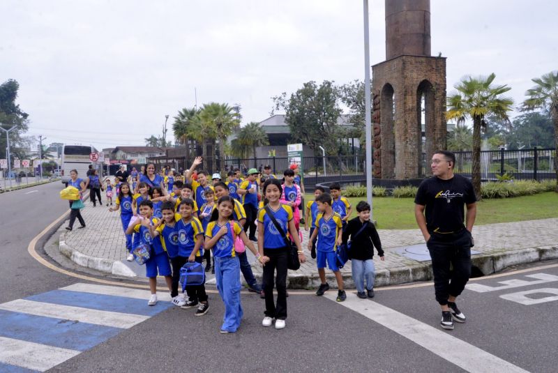Visita guiada da escola sistema de ensino Um Passo para o Futuro no Parque Cultural Vila Maguary