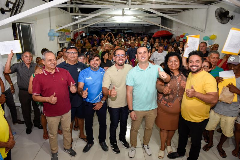 Entrega de Certidões de Registro de Imóveis na Comunidade da rua Cajuí no conjunto Guajará ll