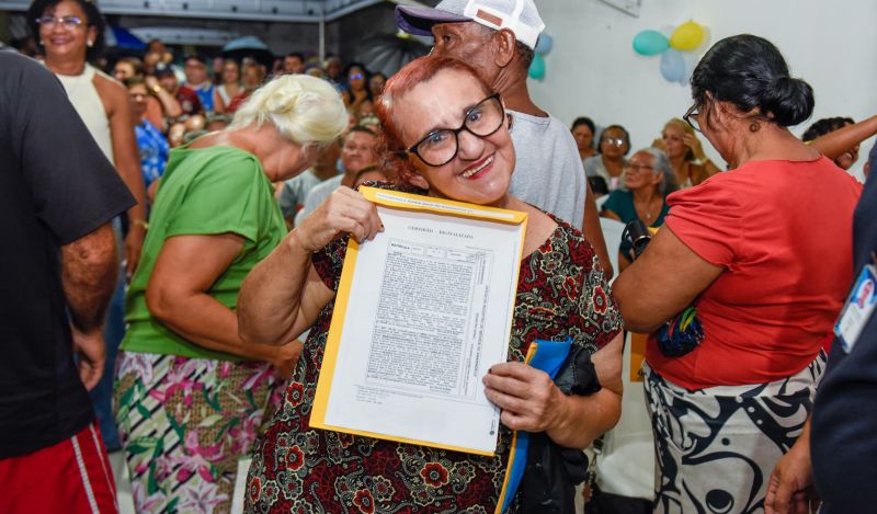 Entrega de Certidões de Registro de Imóveis na Comunidade da rua Cajuí no conjunto Guajará ll