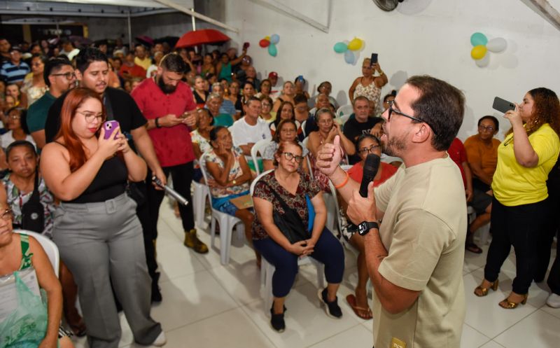 Entrega de Certidões de Registro de Imóveis na Comunidade da rua Cajuí no conjunto Guajará ll