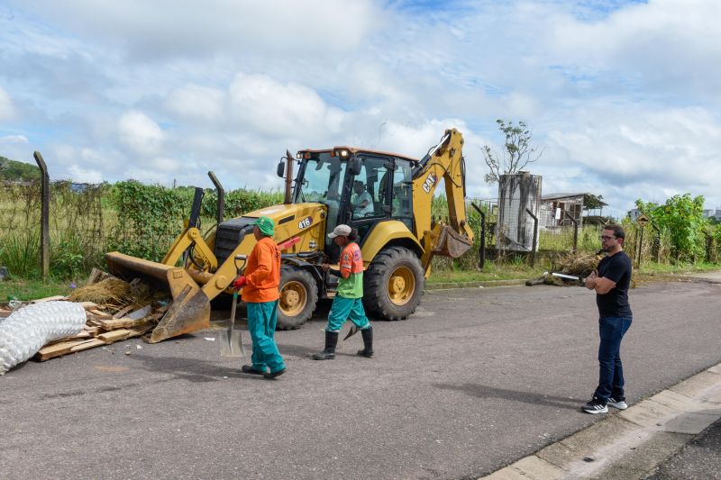 Mutirão da limpeza na comunidade Novo Cristo no Icuí