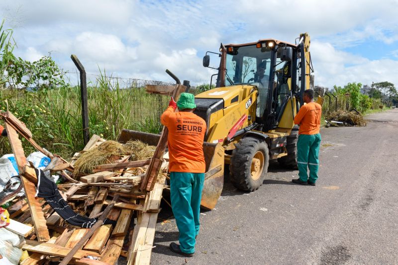 Mutirão da limpeza na comunidade Novo Cristo no Icuí