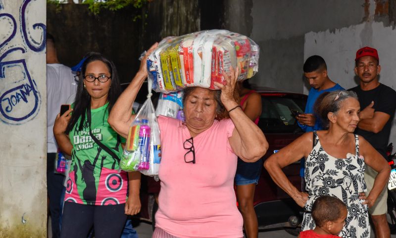 Entrega de ajuda humanitária as família afetadas pelas chuva no bairro Maguari