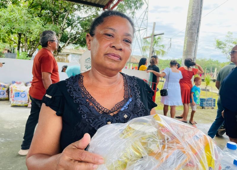 Entrega de cestas básicas e água na região das ilhas de Ananindeua