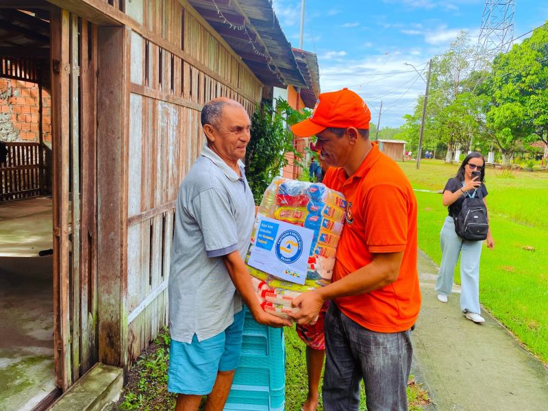 Entrega de cestas básicas e água na região das ilhas de Ananindeua