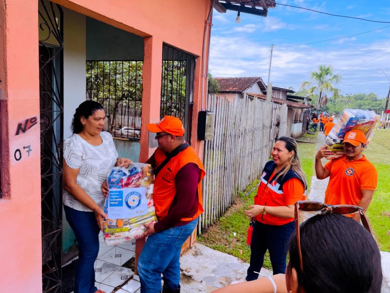Entrega de cestas básicas e água na região das ilhas de Ananindeua