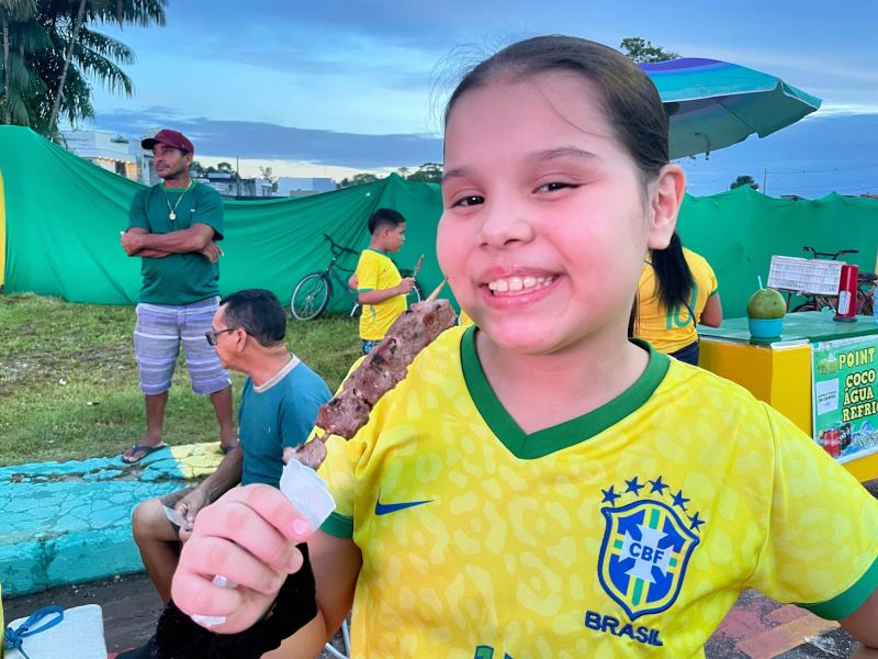Jogo da Seleção Brasileira no telão externo do teatro municipal de Ananindeua