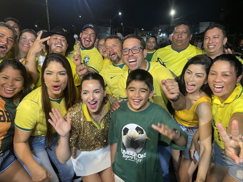 Jogo do Brasil com telão no parque Vila Maguary