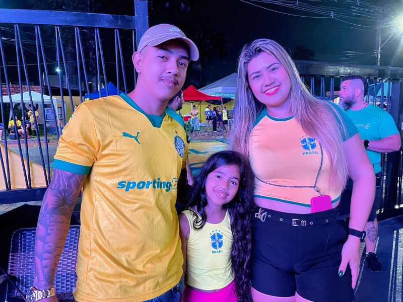 Jogo do Brasil com telão no parque Vila Maguary