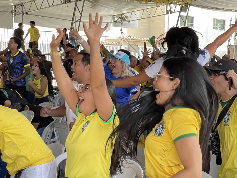 Jogo do Brasil no telão do estacionamento do ginásio Abacatão