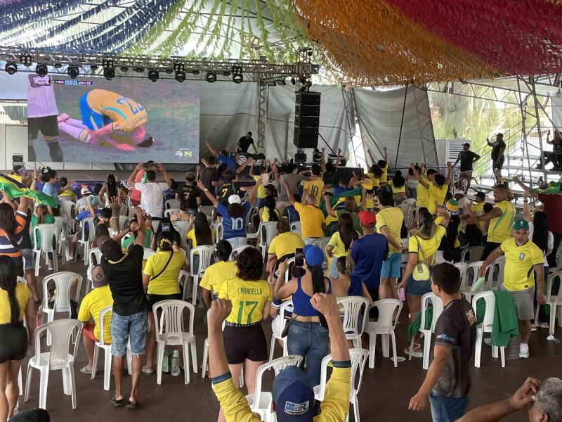 Jogo do Brasil no telão do estacionamento do ginásio Abacatão