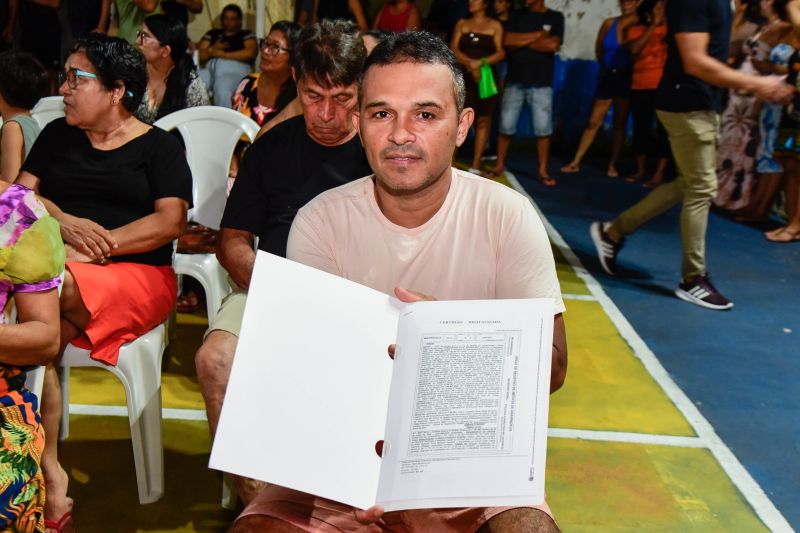 Entrega de registro de propriedade na comunidade Nova Jerusalém no Coqueiro
