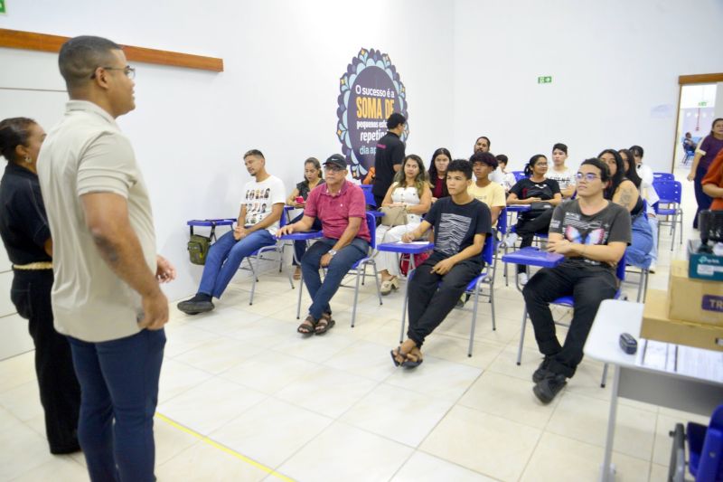 Entrega de certificado do curso de Almoxarifado e Logistica no SINE